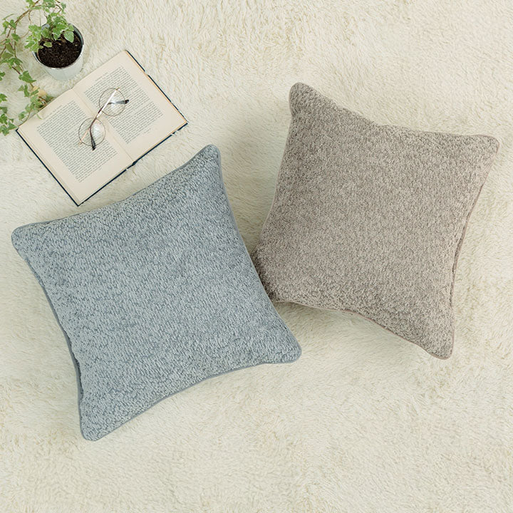 無地でベーシックな色味のクッション