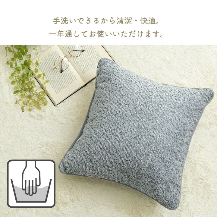 無地でベーシックな色味のクッション