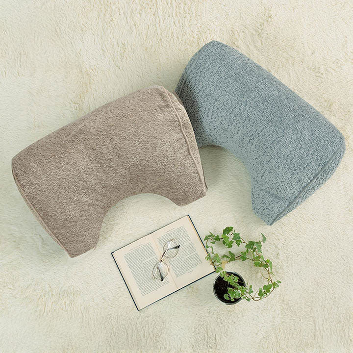 無地でベーシックな色味のリビングクッション