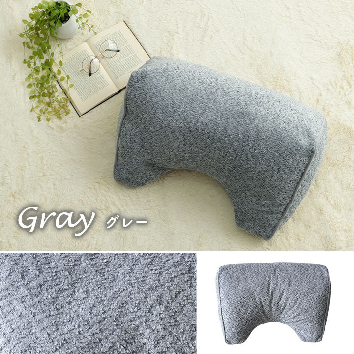 無地でベーシックな色味のリビングクッション