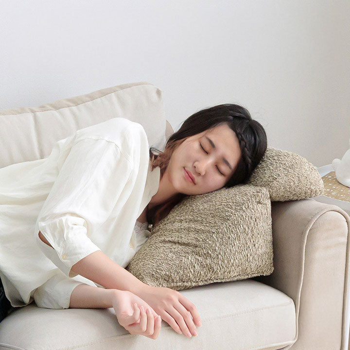 無地でベーシックな色味のおやすみクッション