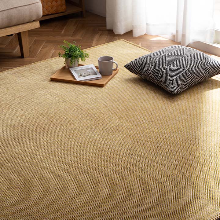 シェニール織で繊細な凹凸を表現したしなやかな手触りのラグ