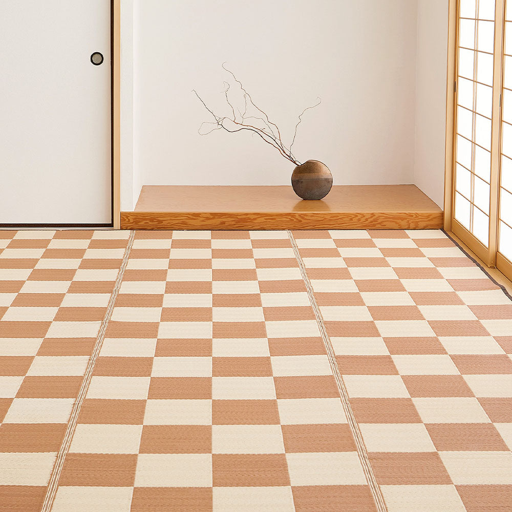 洗えるい草風カーペット 見た目はまるでい草のようなPP素材の市松柄上敷き 本間サイズ