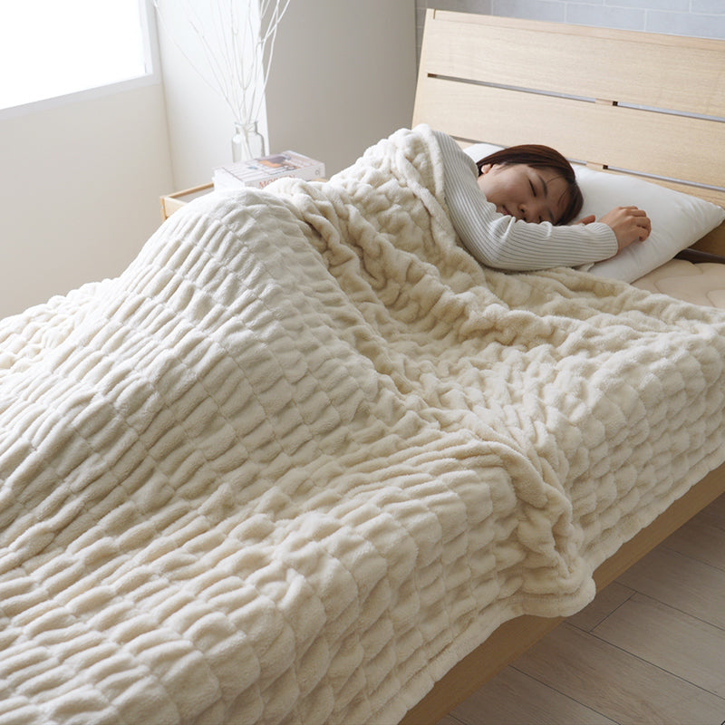 体をやさしくつつみこむ毛布 伸縮性のある生地を使用