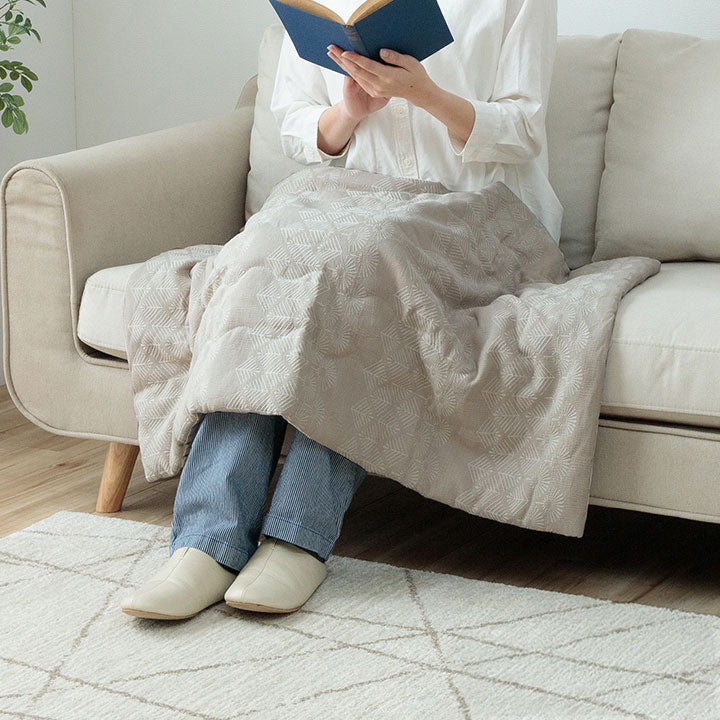 綿のやさしい肌触りとジャガードの素材感がやさしい ひざ掛け
