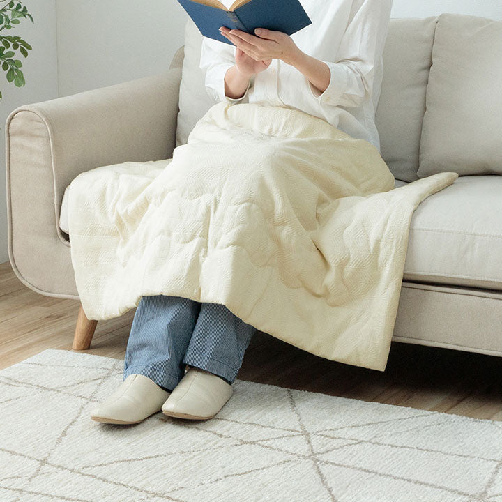 綿のやさしい肌触りとジャガードの素材感がやさしい ひざ掛け