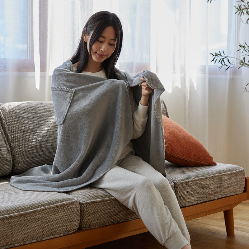 肩掛け・腰巻きでも使えるブランケット 毛布 プレミアムマイクロファイバー ボタン・ポケット付 ひざ掛け 138×93cm