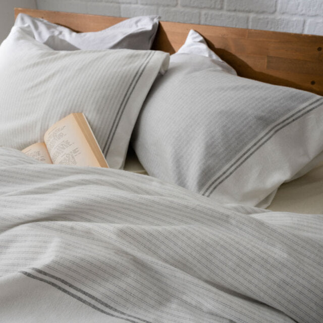 シンプルな先染めファブリックをふんわり起毛させたあたたか肌ざわり レヴィ ピローケース 2枚セット【Fab the Home】