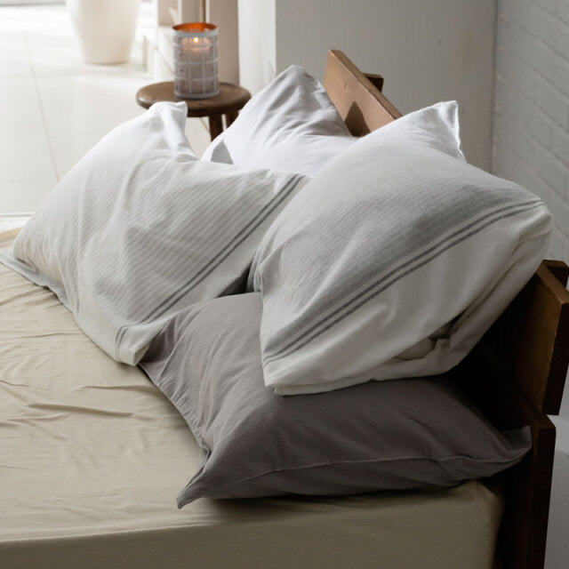 シンプルな先染めファブリックをふんわり起毛させたあたたか肌ざわり レヴィ ピローケース 2枚セット【Fab the Home】