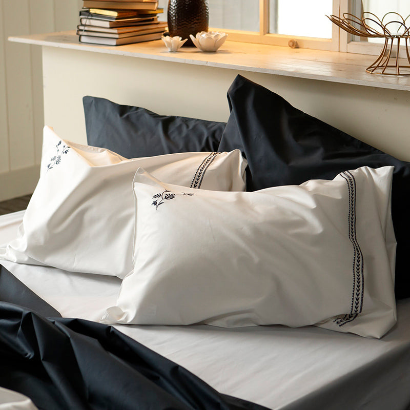 繊細なフラワーモチーフを刺繍した落ち着いた色合い ソワレ ピローケース 2枚セット【Fab the Home】