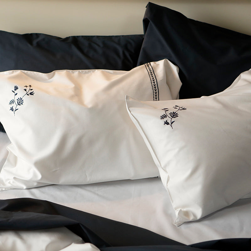 繊細なフラワーモチーフを刺繍した落ち着いた色合い ソワレ ピローケース 2枚セット【Fab the Home】