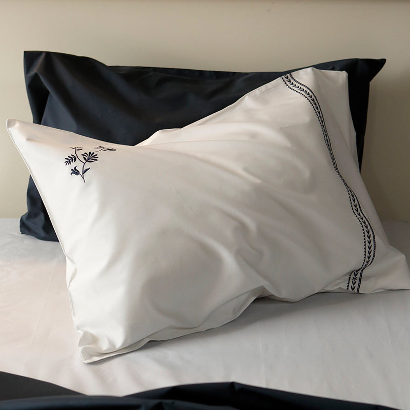 繊細なフラワーモチーフを刺繍した落ち着いた色合い ソワレ ピローケース 2枚セット【Fab the Home】