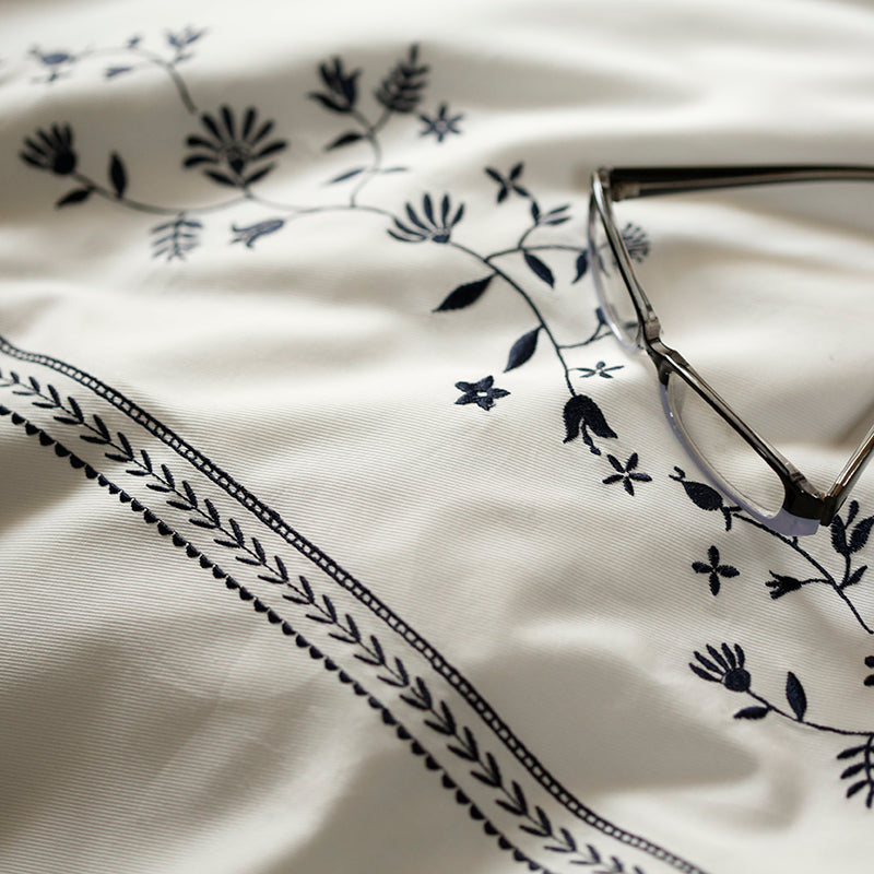 繊細なフラワーモチーフを刺繍した落ち着いた色合い ソワレ コンフォーターカバー【Fab the Home】