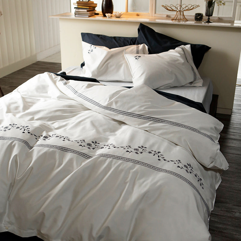 繊細なフラワーモチーフを刺繍した落ち着いた色合い ソワレ コンフォーターカバー【Fab the Home】