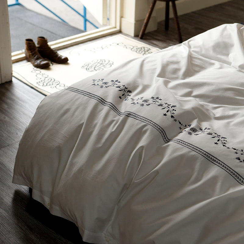 繊細なフラワーモチーフを刺繍した落ち着いた色合い ソワレ コンフォーターカバー【Fab the Home】