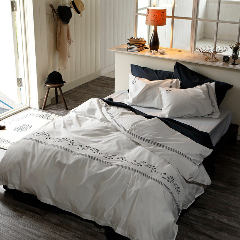 繊細なフラワーモチーフを刺繍した落ち着いた色合い ソワレ コンフォーターカバー【Fab the Home】