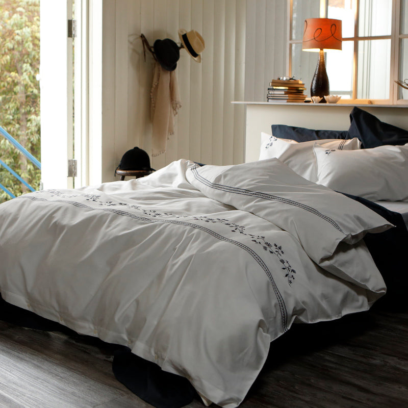 繊細なフラワーモチーフを刺繍した落ち着いた色合い ソワレ コンフォーターカバー【Fab the Home】