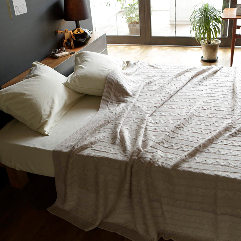 あたたかみを感じるケーブル編みの大判ニット ケーブルニット マルチカバー【Fab the Home】