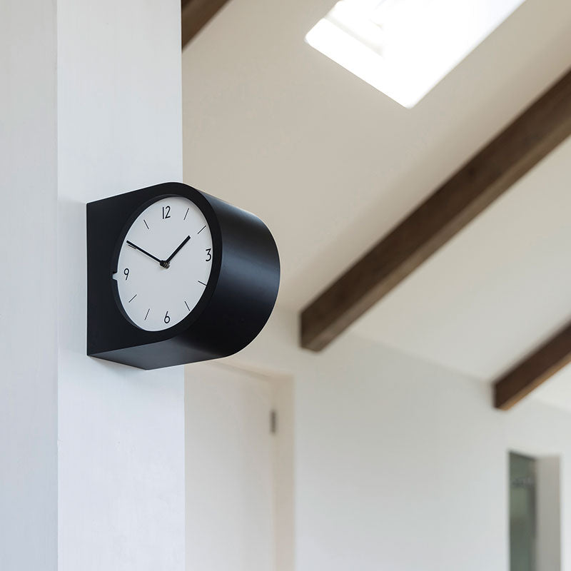 ミニマルでコンパクトな両面時計のウォールクロック Madeto - マデト