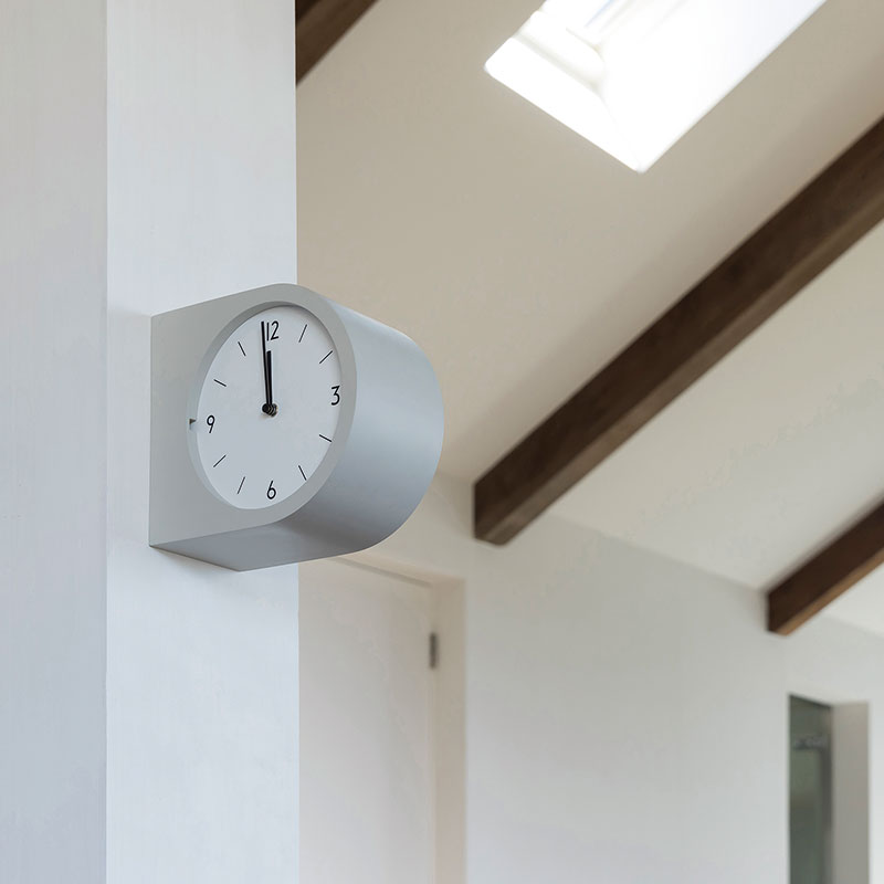 ミニマルでコンパクトな両面時計のウォールクロック Madeto - マデト