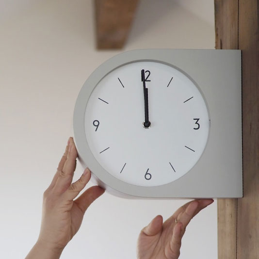 ミニマルでコンパクトな両面時計のウォールクロック Madeto - マデト