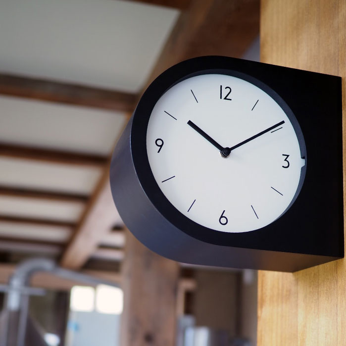 ミニマルでコンパクトな両面時計のウォールクロック Madeto - マデト