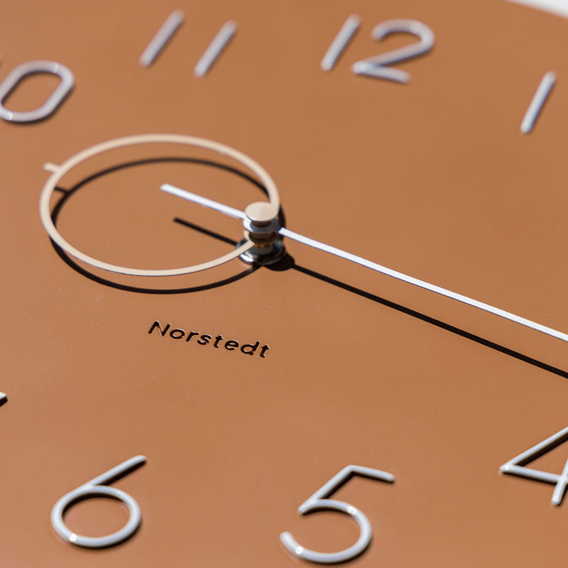 軌道を進む円をイメージしたグラフィカルなデザインのウォールクロック Mito - ミト