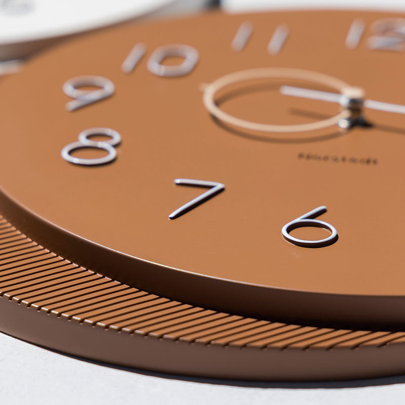 軌道を進む円をイメージしたグラフィカルなデザインのウォールクロック Mito - ミト