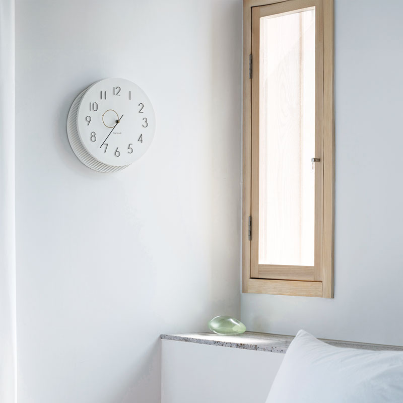 軌道を進む円をイメージしたグラフィカルなデザインのウォールクロック Mito - ミト