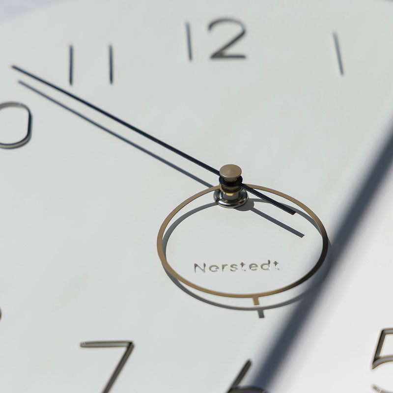 軌道を進む円をイメージしたグラフィカルなデザインのウォールクロック Mito - ミト