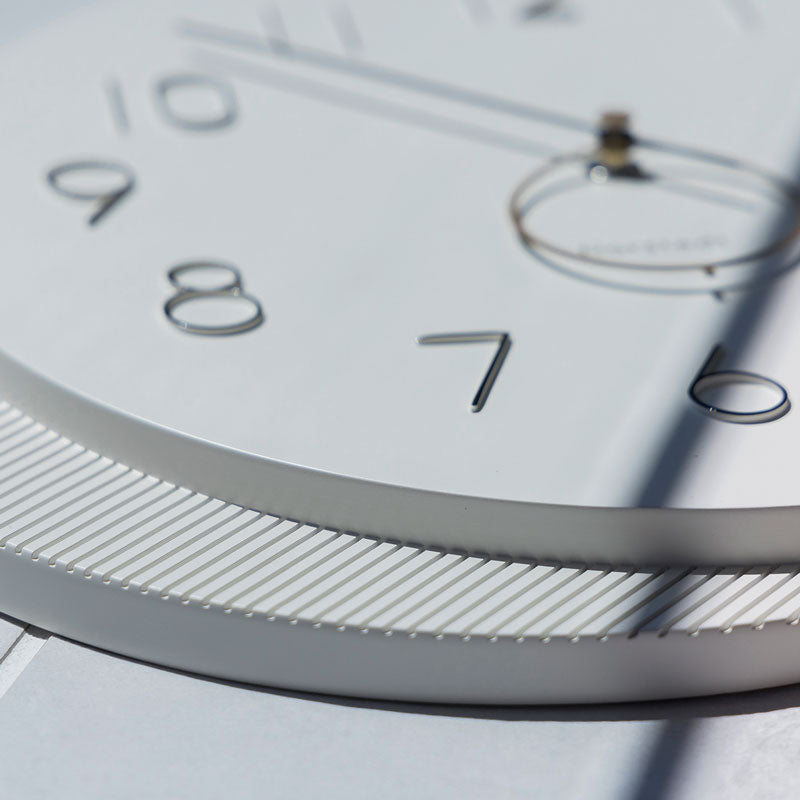 軌道を進む円をイメージしたグラフィカルなデザインのウォールクロック Mito - ミト