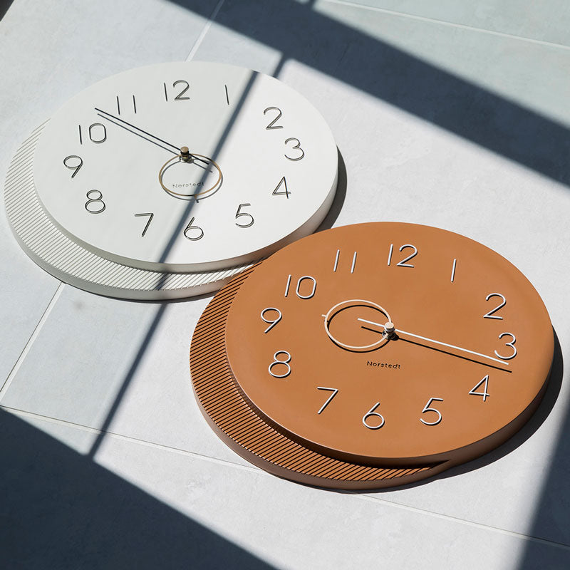 軌道を進む円をイメージしたグラフィカルなデザインのウォールクロック Mito - ミト