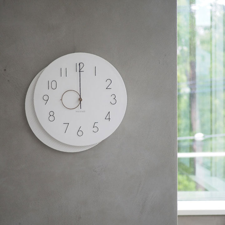 軌道を進む円をイメージしたグラフィカルなデザインのウォールクロック Mito - ミト