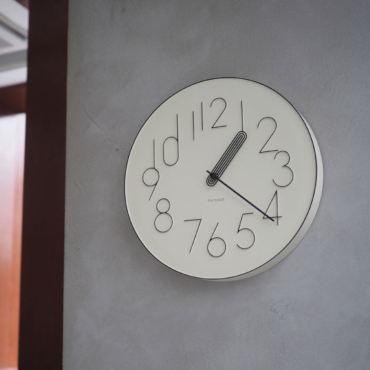 70年代に流行したフォントを使ったレトロモデルのウォールクロック Boork - ボールク