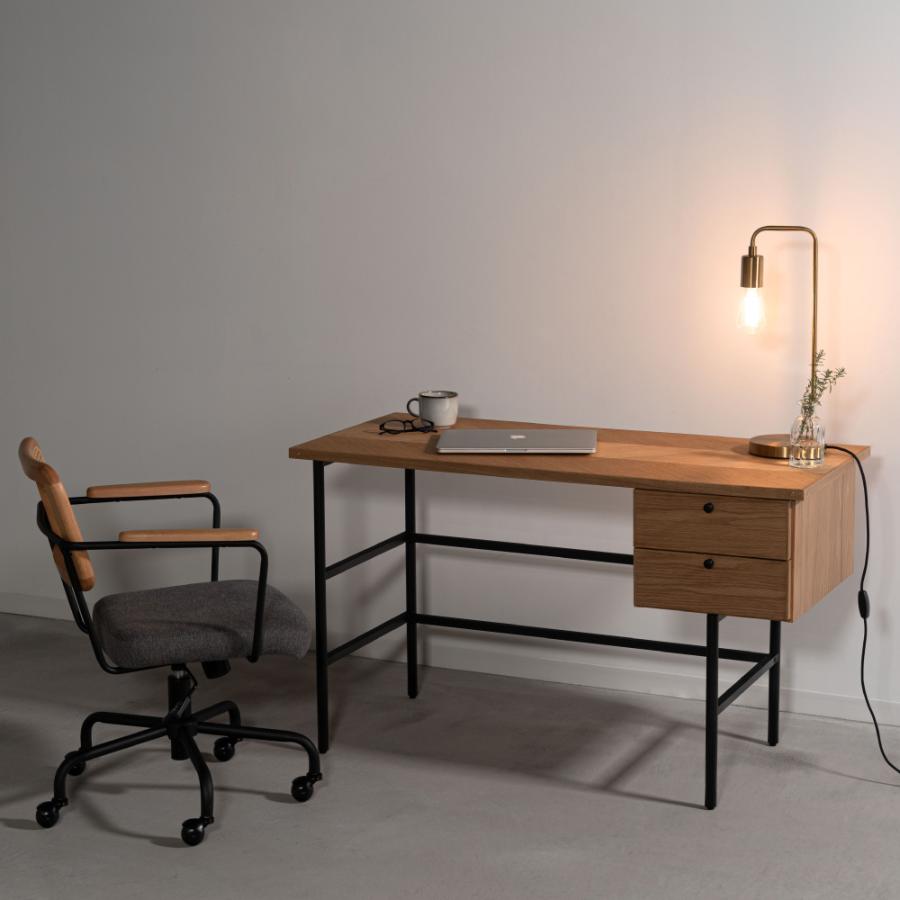 矢張りデザインが特徴的なデスク 側面に施した真鍮がアクセント