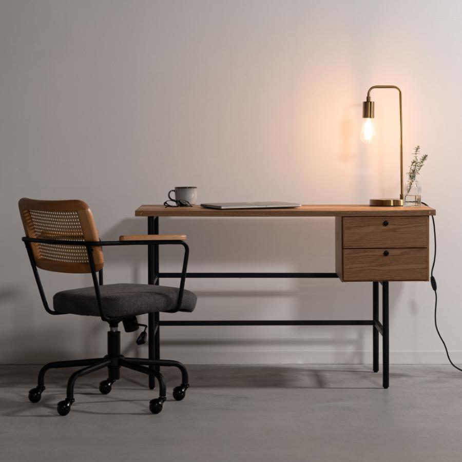 矢張りデザインが特徴的なデスク 側面に施した真鍮がアクセント