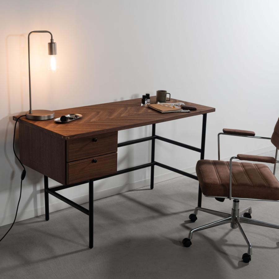 矢張りデザインが特徴的なデスク 側面に施した真鍮がアクセント