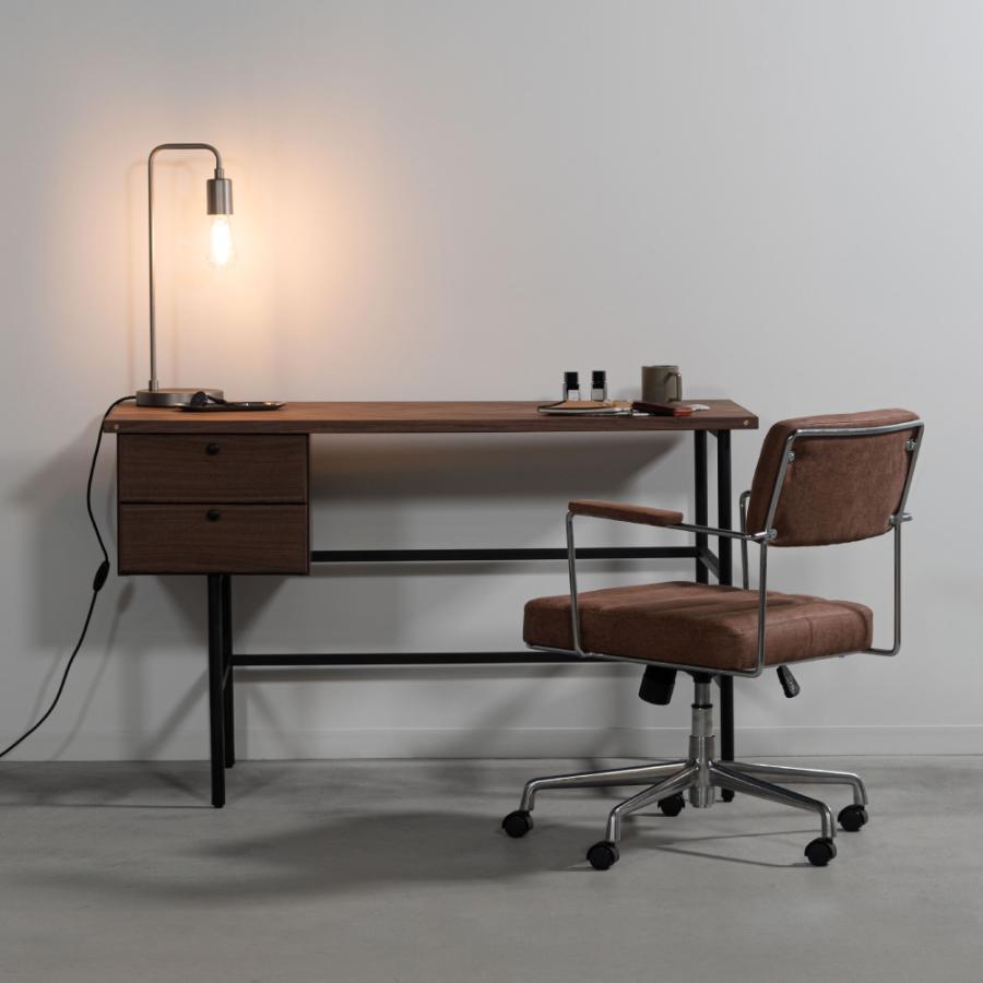 矢張りデザインが特徴的なデスク 側面に施した真鍮がアクセント