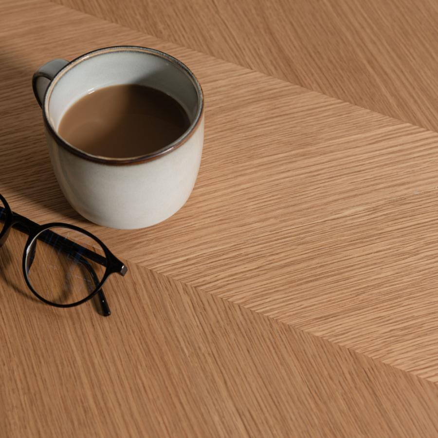 矢張りデザインが特徴的なデスク 側面に施した真鍮がアクセント