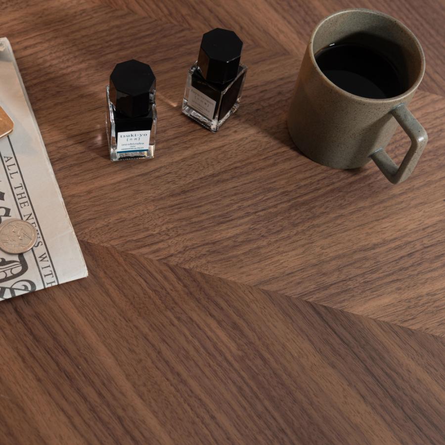 矢張りデザインが特徴的なデスク 側面に施した真鍮がアクセント