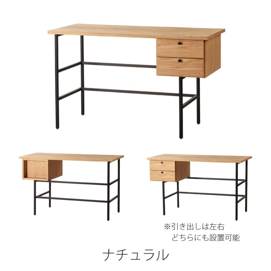 矢張りデザインが特徴的なデスク 側面に施した真鍮がアクセント