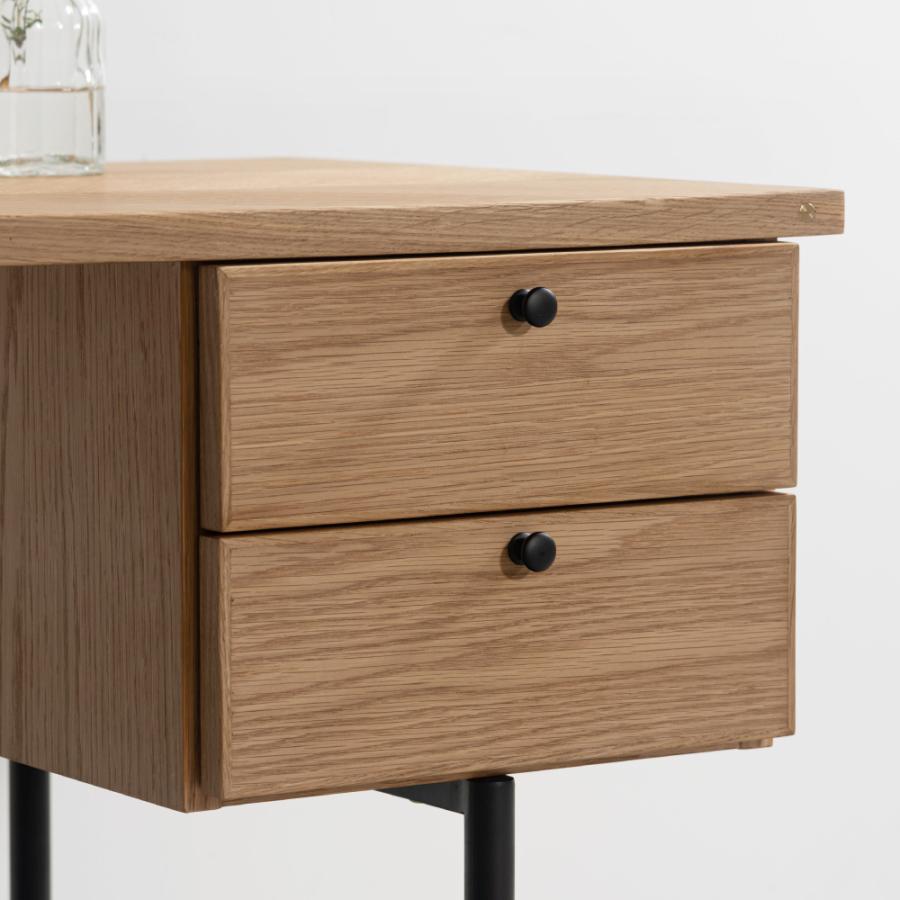 矢張りデザインが特徴的なデスク 側面に施した真鍮がアクセント