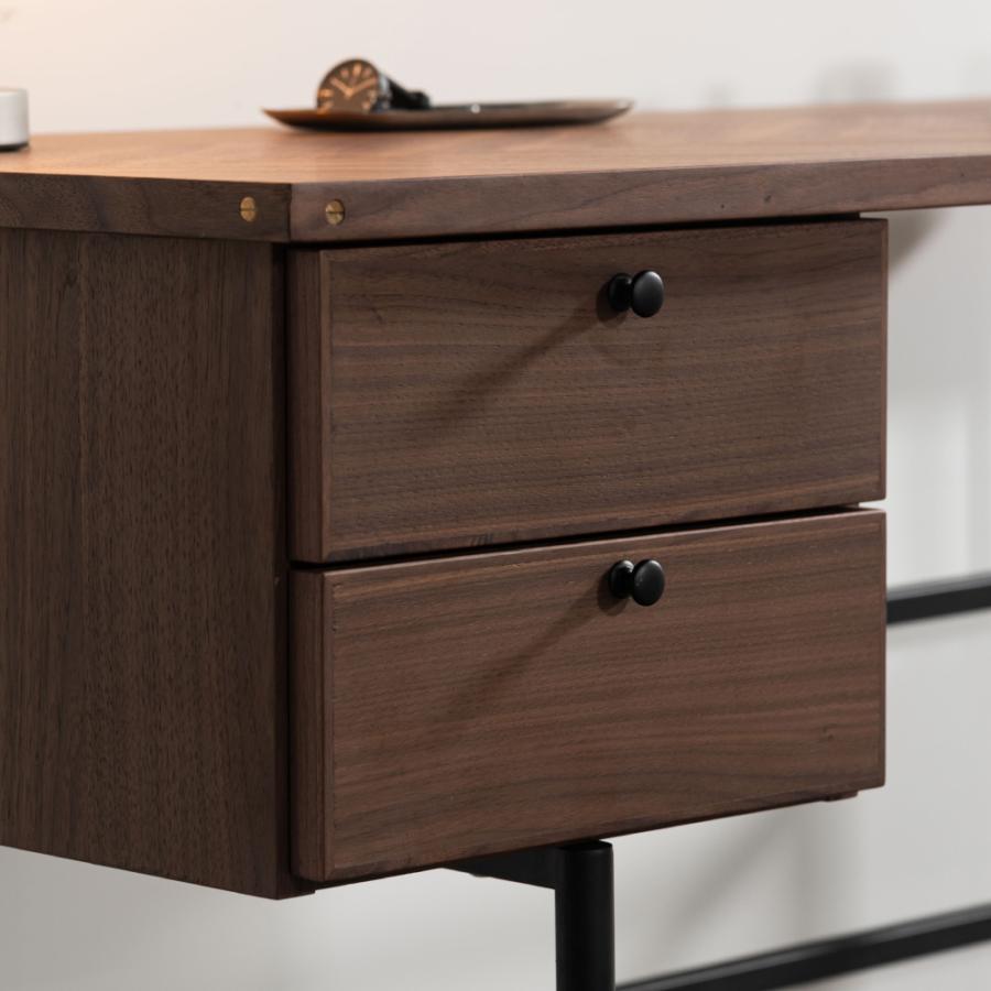 矢張りデザインが特徴的なデスク 側面に施した真鍮がアクセント