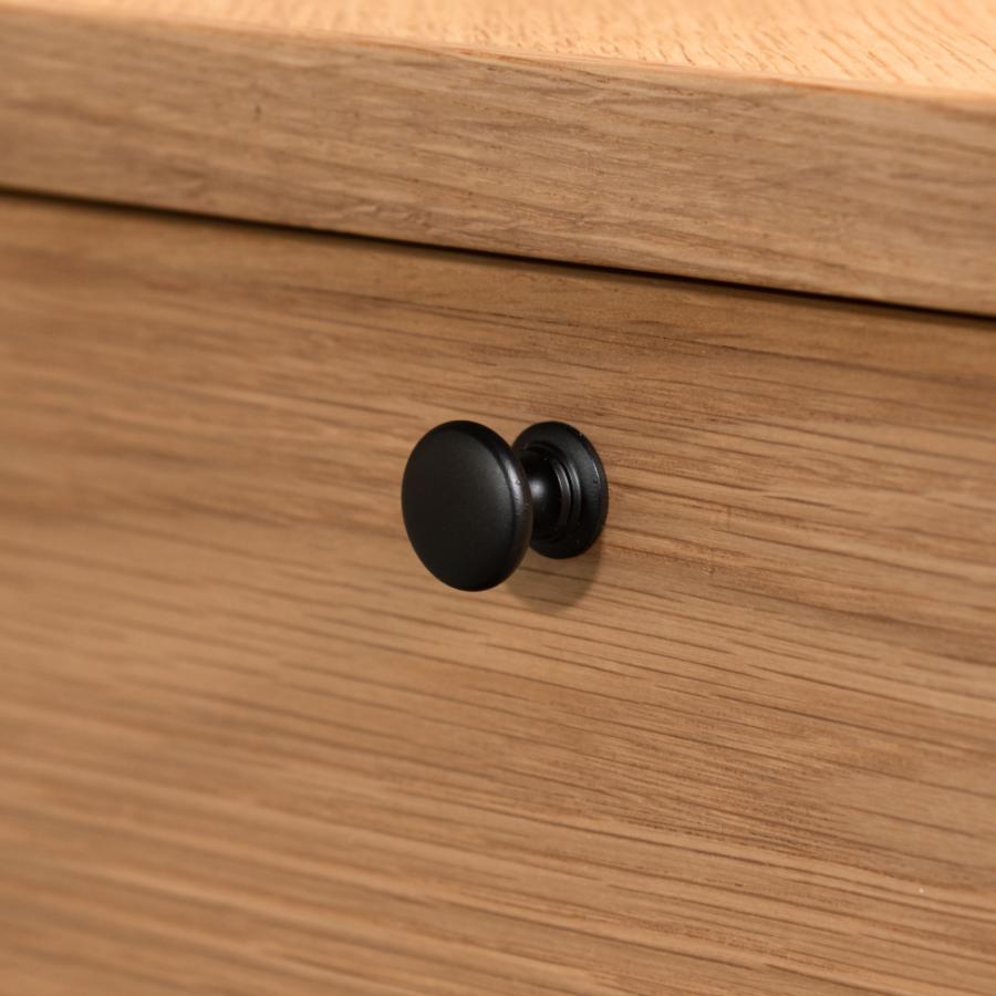 矢張りデザインが特徴的なデスク 側面に施した真鍮がアクセント