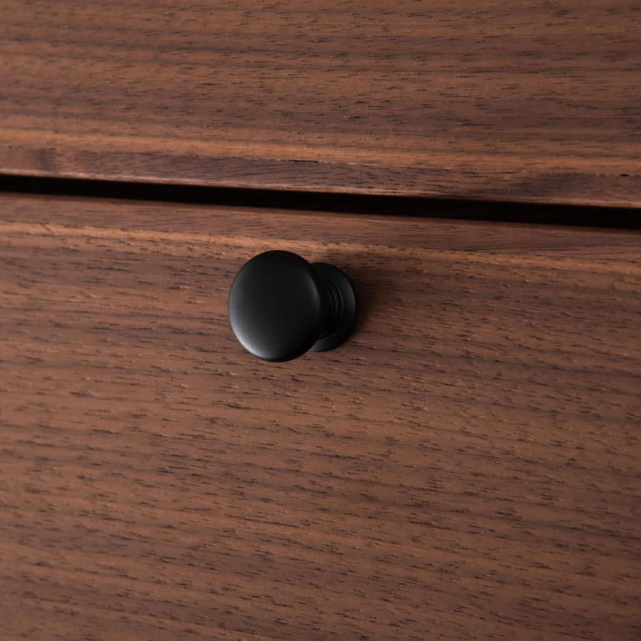 矢張りデザインが特徴的なデスク 側面に施した真鍮がアクセント