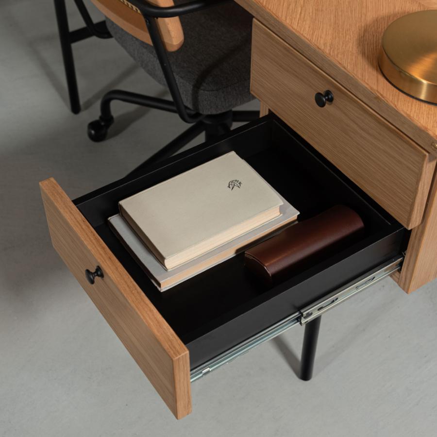 矢張りデザインが特徴的なデスク 側面に施した真鍮がアクセント