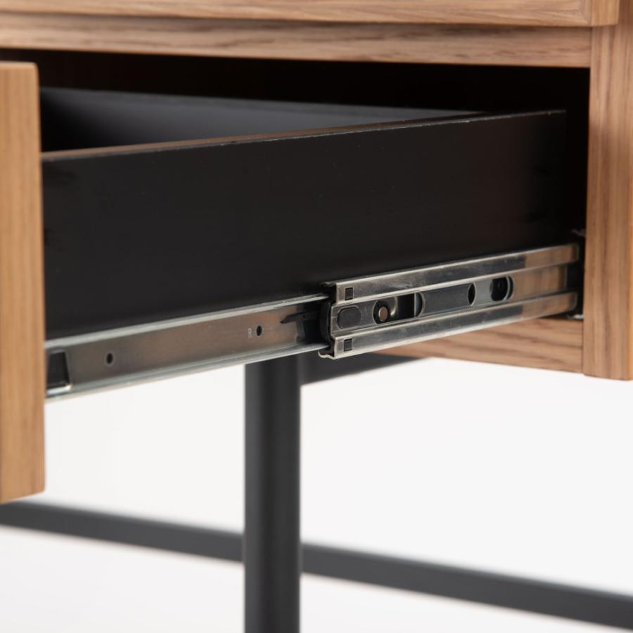 矢張りデザインが特徴的なデスク 側面に施した真鍮がアクセント