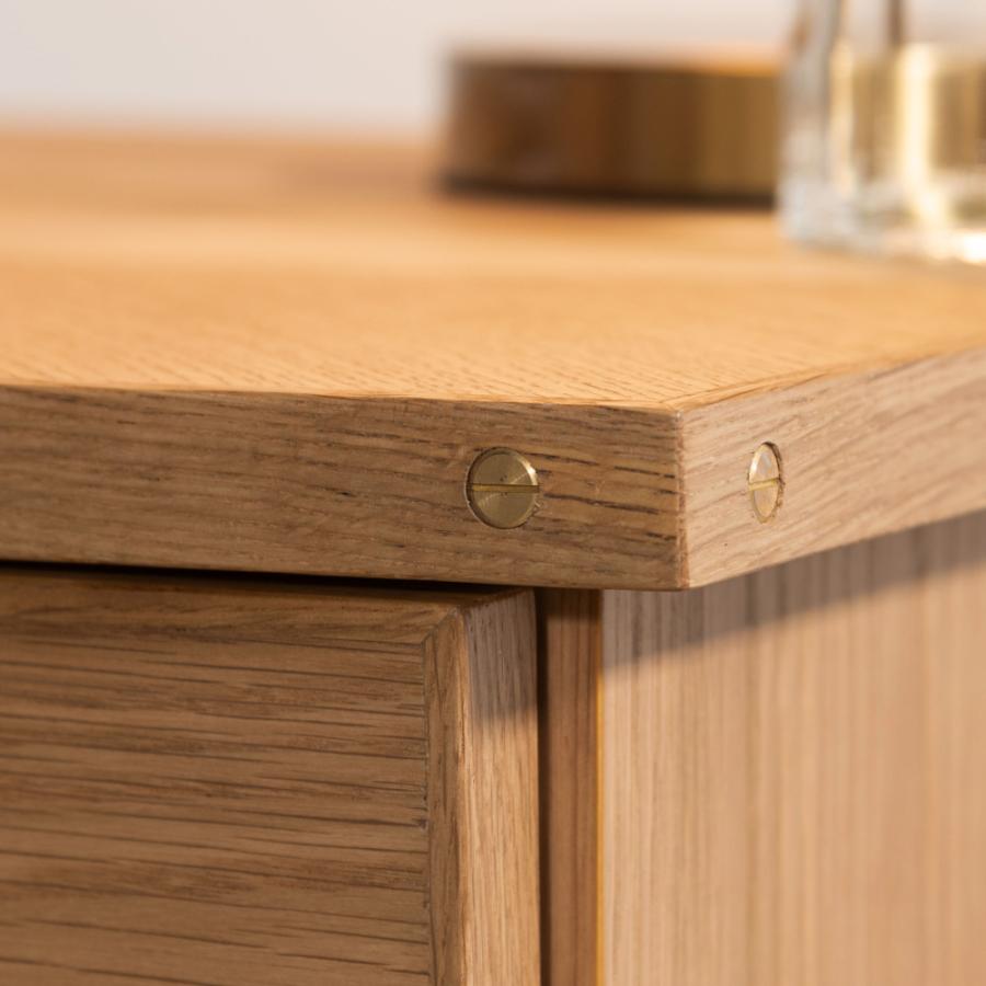 矢張りデザインが特徴的なデスク 側面に施した真鍮がアクセント