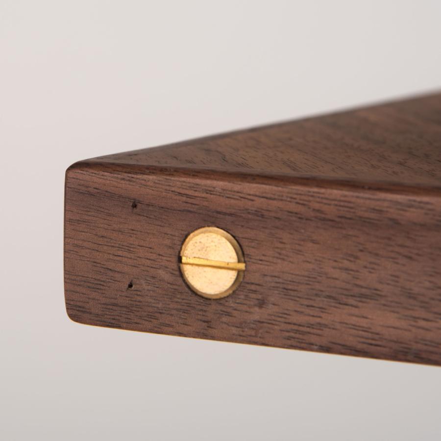 矢張りデザインが特徴的なデスク 側面に施した真鍮がアクセント