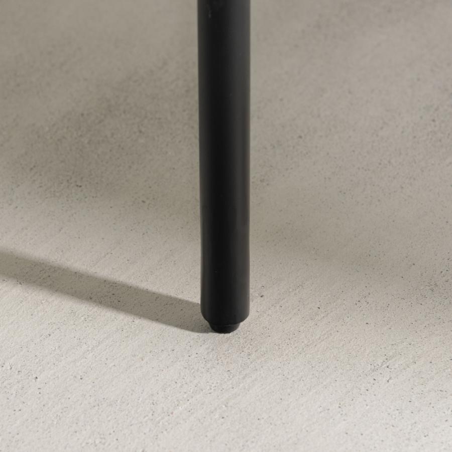 矢張りデザインが特徴的なデスク 側面に施した真鍮がアクセント